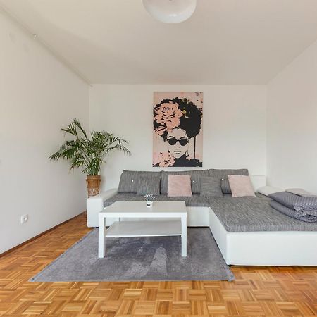 Cosy And Bright Apartment ลูบลิยานา ภายนอก รูปภาพ